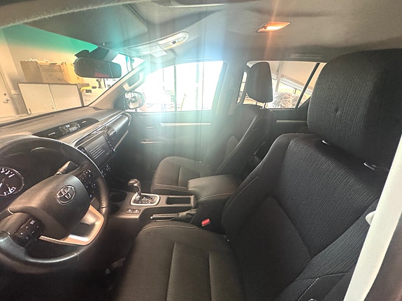 Toyota HiLux 12 of 15
