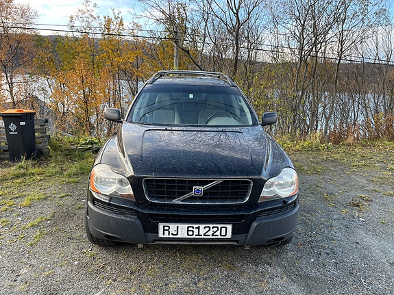 Volvo XC90 2 of 9