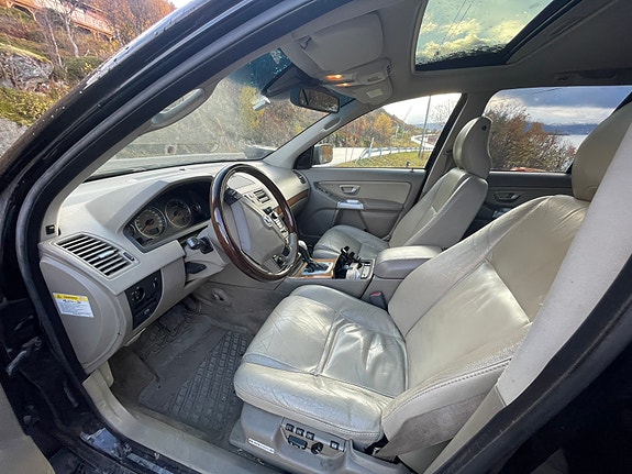 Volvo XC90 5 of 9