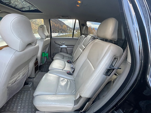 Volvo XC90 7 of 9