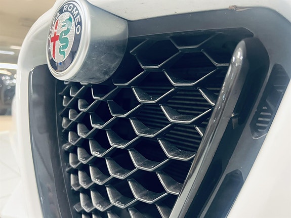 Alfa Romeo Stelvio 10 of 30