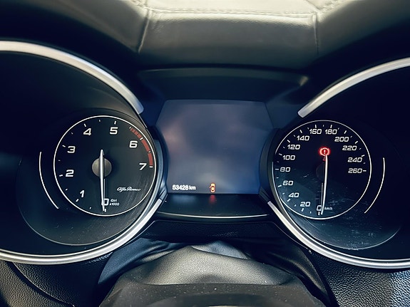 Alfa Romeo Stelvio 27 of 30