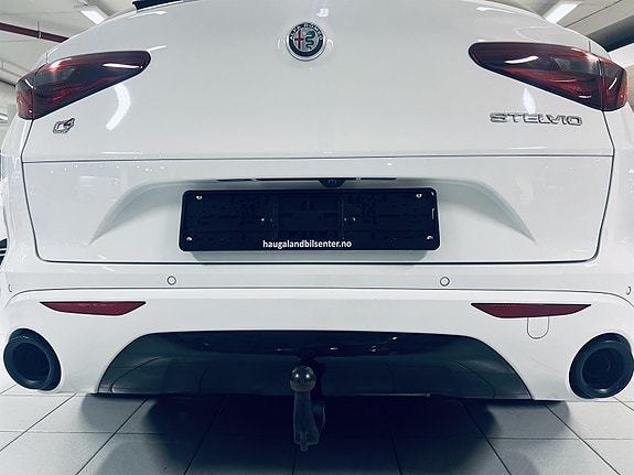 Alfa Romeo Stelvio 17 of 30
