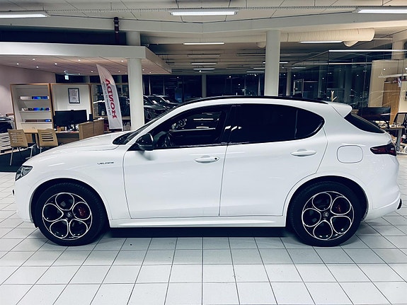 Alfa Romeo Stelvio 2 of 30