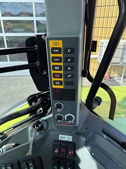 CLAAS Arion 550 Cmatic 2 of 5