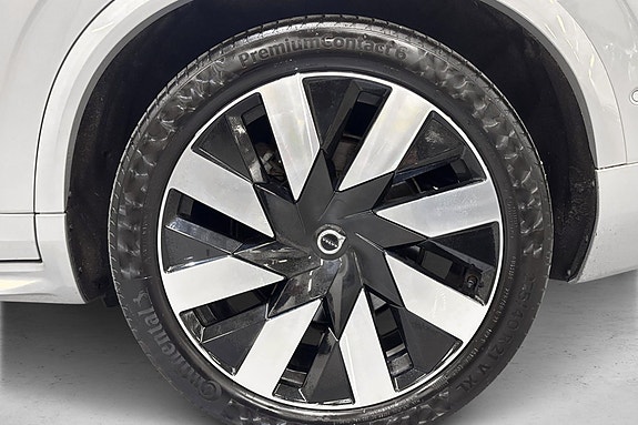 Volvo XC90 30 of 30
