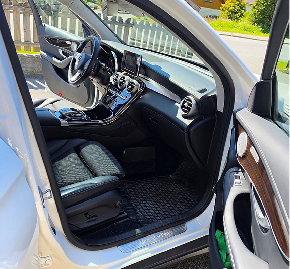 Mercedes-Benz GLC350 e 6 of 10