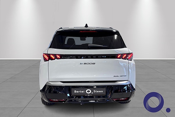 Peugeot e-5008 4 of 5