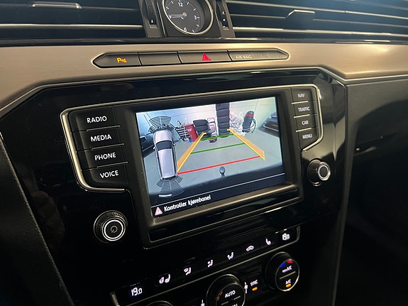Volkswagen Passat 18 of 30