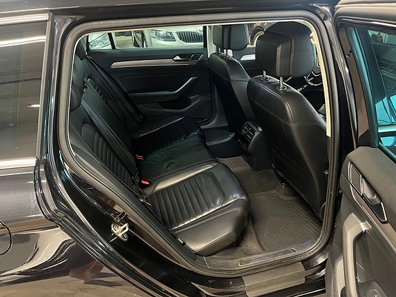 Volkswagen Passat 10 of 30