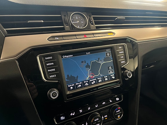 Volkswagen Passat 14 of 30