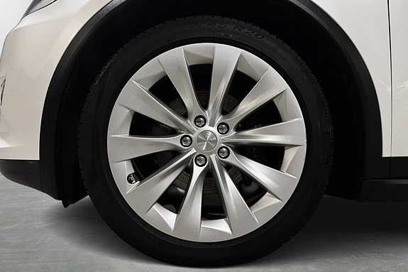 Tesla Model X 15 of 30