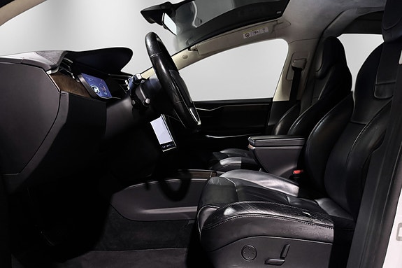 Tesla Model X 18 of 30