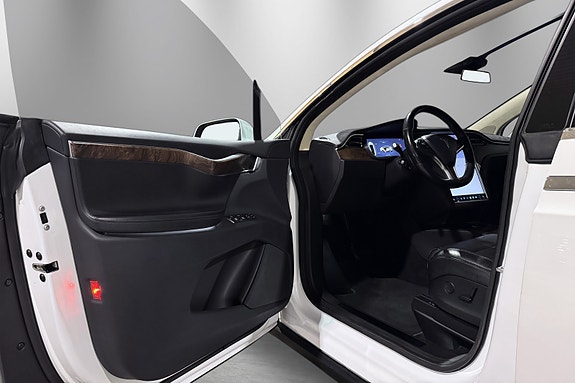 Tesla Model X 16 of 30