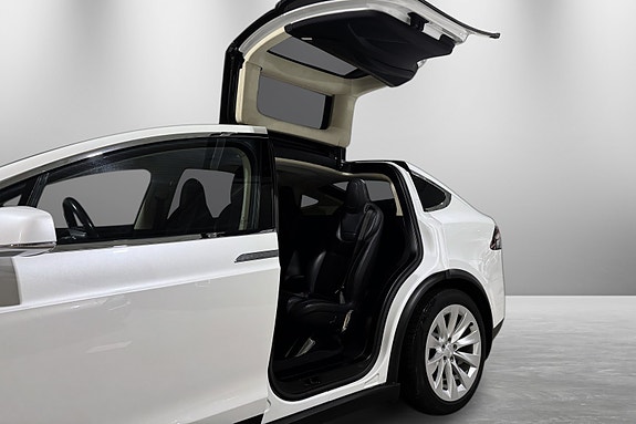 Tesla Model X 21 of 30