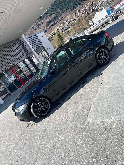 BMW 320i 3 of 5