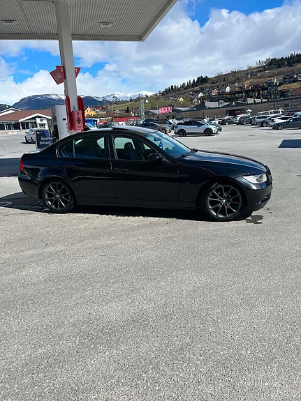 BMW 320i 2 of 5