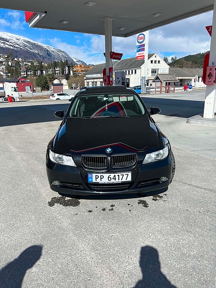 BMW 320i 4 of 5