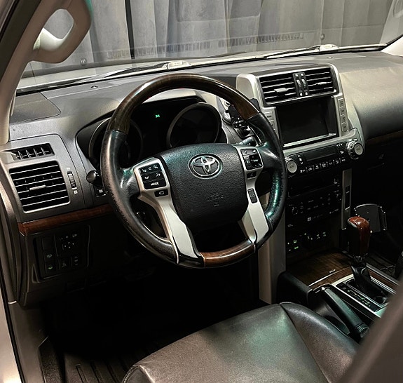 Toyota Land Cruiser 5 of 5