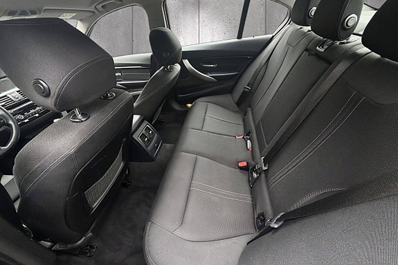 BMW 330e 18 of 22