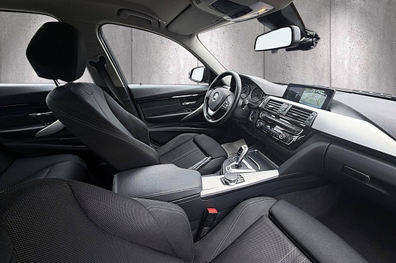 BMW 330e 12 of 22