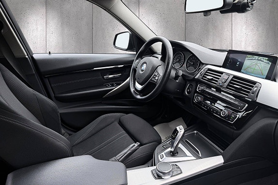 BMW 330e 13 of 22