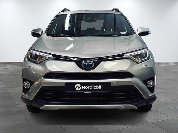 Toyota RAV4 2 of 27