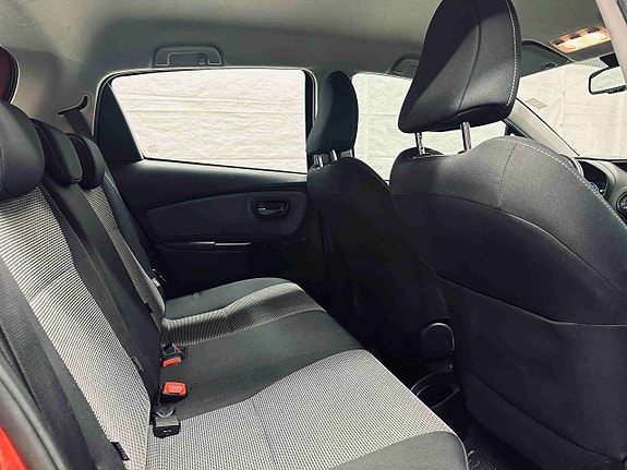 Toyota Yaris 8 of 27