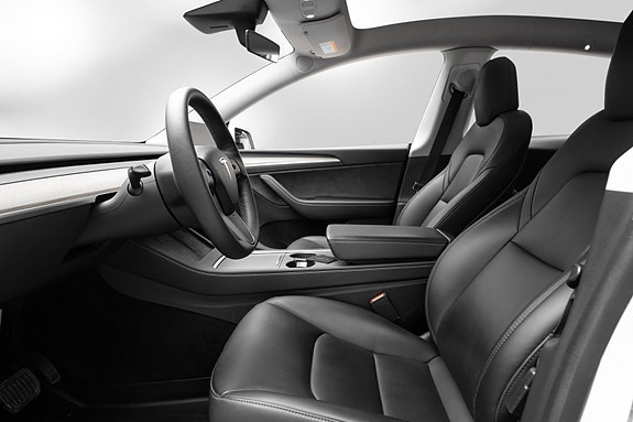 Tesla Model Y 10 of 26