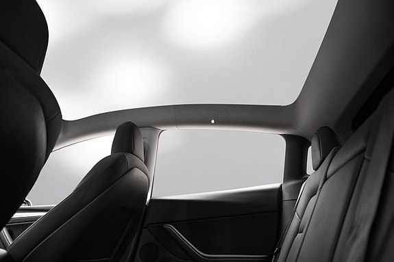 Tesla Model Y 16 of 26