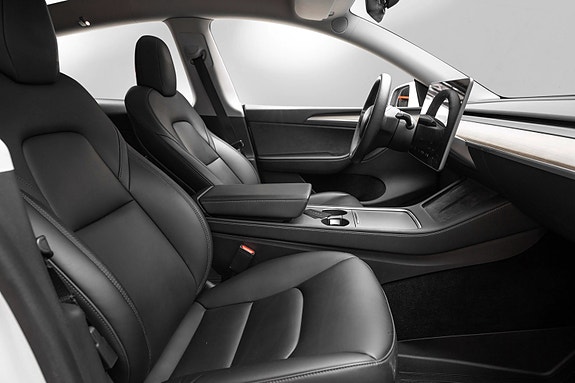 Tesla Model Y 25 of 26