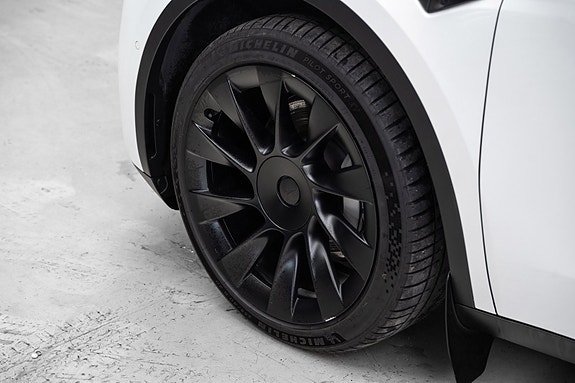 Tesla Model Y 8 of 26