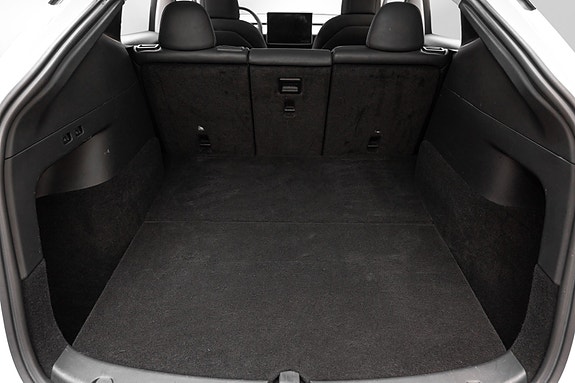 Tesla Model Y 20 of 26