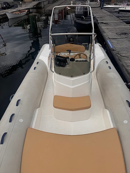 Capelli Tempest 690 m/Suzuki DF200A 10 of 11