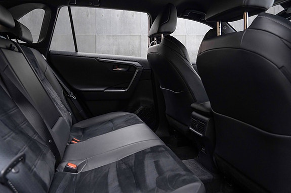 Toyota RAV4 Plug-in Hybrid 16 of 20