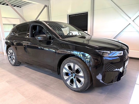BMW iX 8 of 18