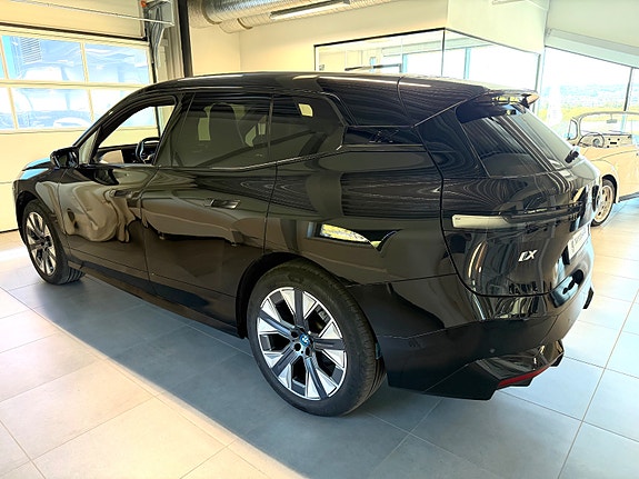 BMW iX 4 of 18