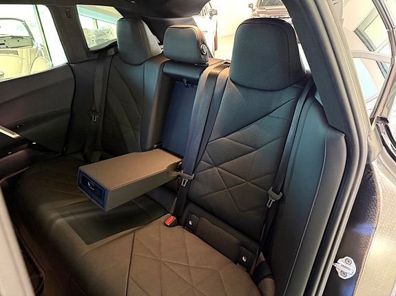 BMW iX 16 of 18