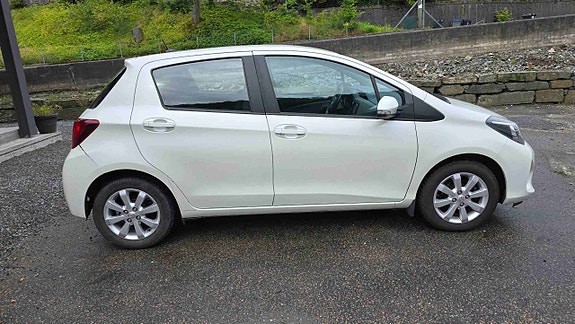Toyota Yaris 5 of 5