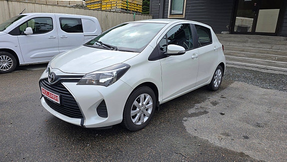 Toyota Yaris 2 of 5