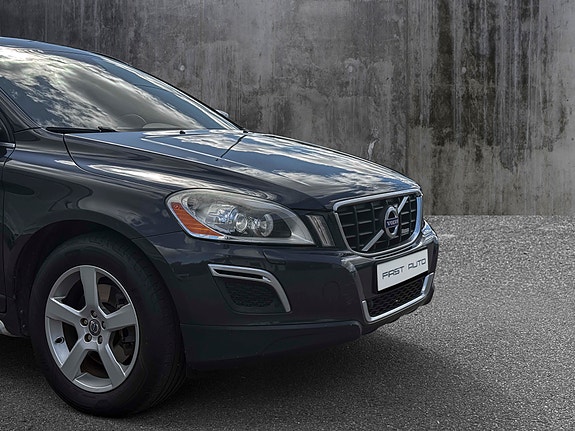 Volvo XC60 2 of 16
