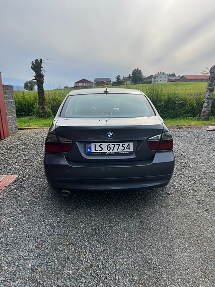 BMW 320d 4 of 5
