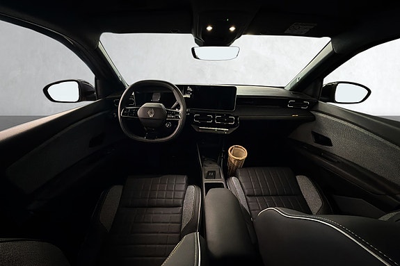 Førerfokusert cockpit med Harman Kardon-lyd og skinnseter.