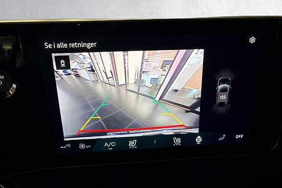 Ryggekamera med hjelpelinjer for trygg og enkel parkering.