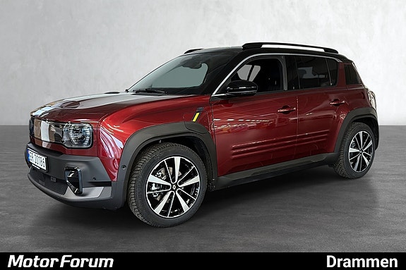 SUV med tøff frontgrill og sporty lettmetallfelger.
