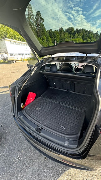 Tesla Model Y 27 of 30