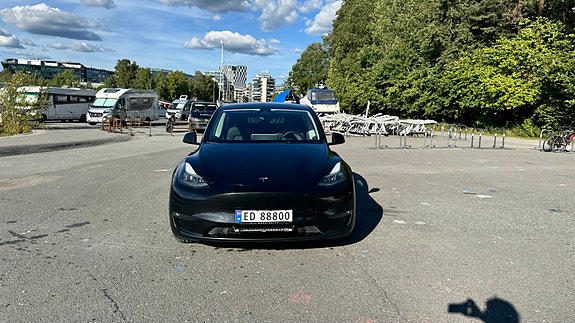 Tesla Model Y 16 of 30