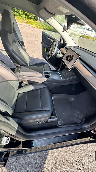 Tesla Model Y 25 of 30