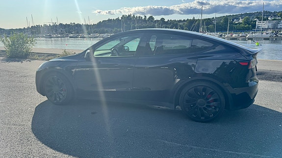 Tesla Model Y 8 of 30