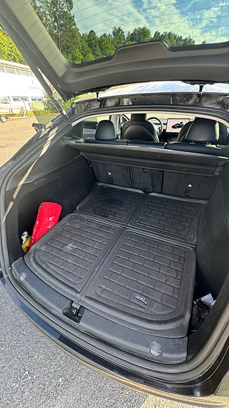 Tesla Model Y 26 of 30